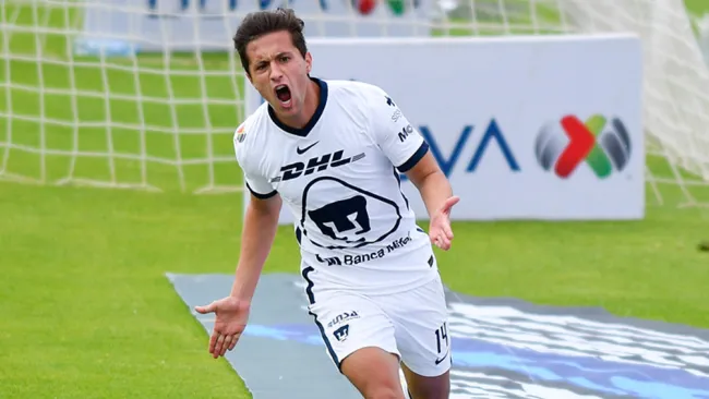 Carlos Gutiérrez festeja un gol con Pumas 