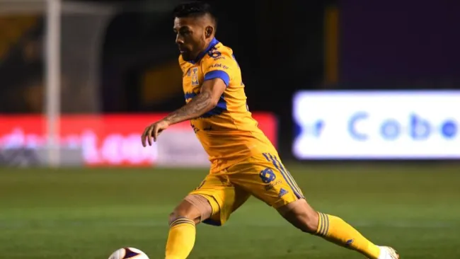 Javier Aquino en partido con Tigres