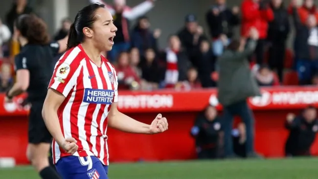 Charlyn Corral en partido con el Atlético 