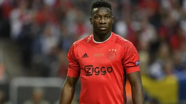  André Onana durante un duelo con el Ajax 