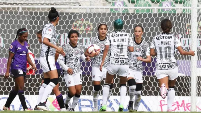 Daniela Espinosa festeja un gol con sus compañeras 