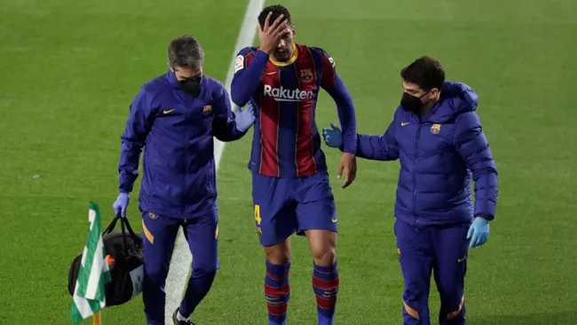 Ronald Araujo, lesionado en juego ante el Betis