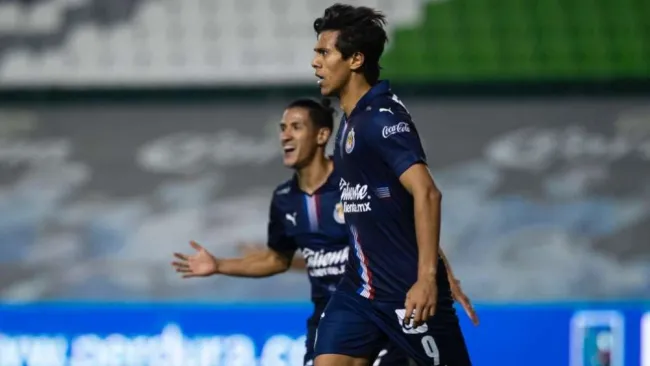 José Juan Macías celebrando una anotación con Chivas
