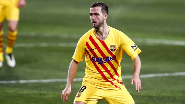 Miralem Pjanic durante un duelo con el Barcelona 