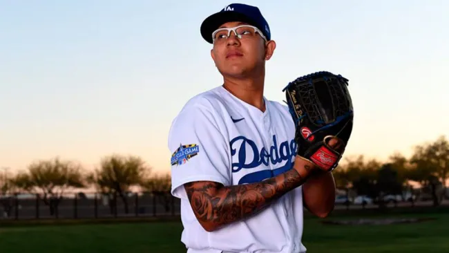 Urías posa con el uniforme de los Dodgers