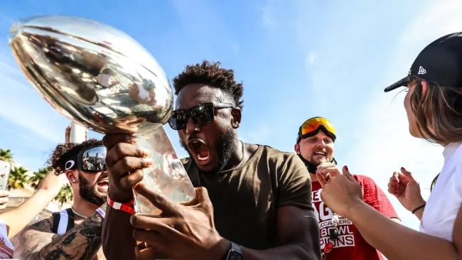 Godwin con el trofeo Vince Lombardi 