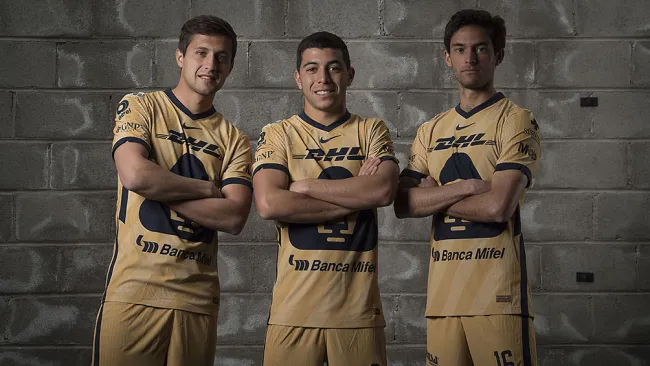 Jugadores de Pumas con el uniforme dorado 