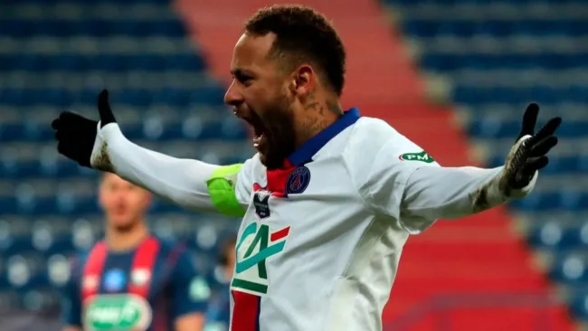 Neymar en un partido con un partido con el París Saint-Germain