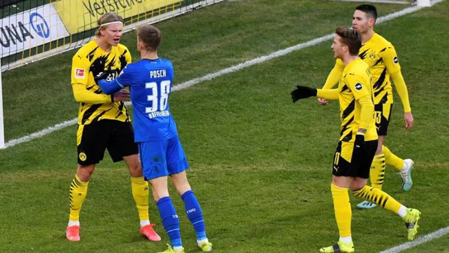 Stefan Posch reclama a Erling Haaland por polémico gol