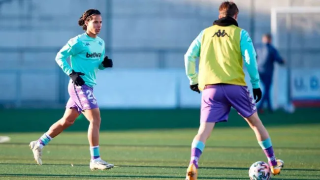 El mexicano Diego Lainez en una práctica del club verdiblanco