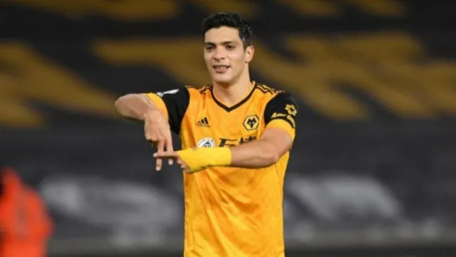 Raúl Jiménez en un partido con el Wolverhampton