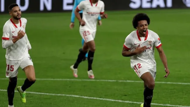 Jules Koundé festeja un gol con Sevilla