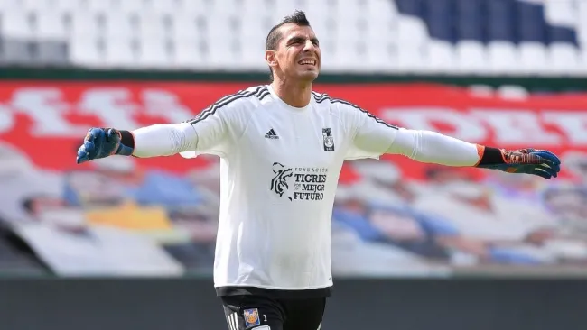 Nahuel Guzmán en un calentamiento con Tigres