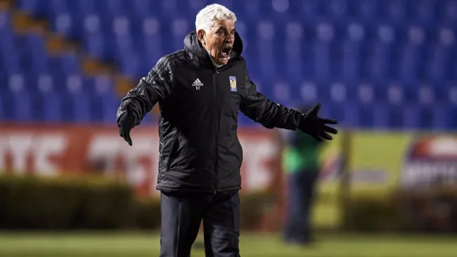 Ferretti reclama en el partido contra Cruz Azul