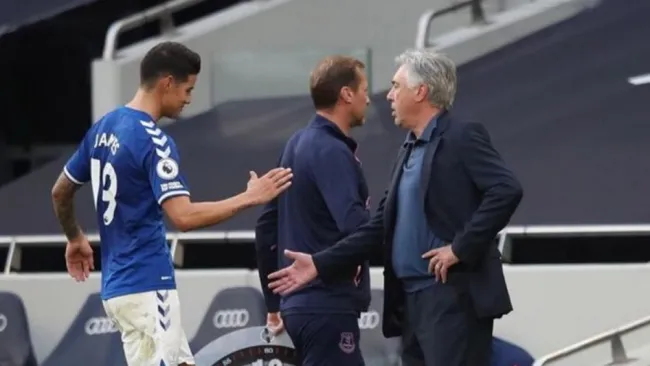 James Rodríguez y Carlo Ancelotti en juego del Everton FC