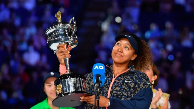 Naomi Osaka festeja con su título