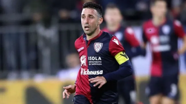 Andrea Cossu en un partido con el Cagliari 