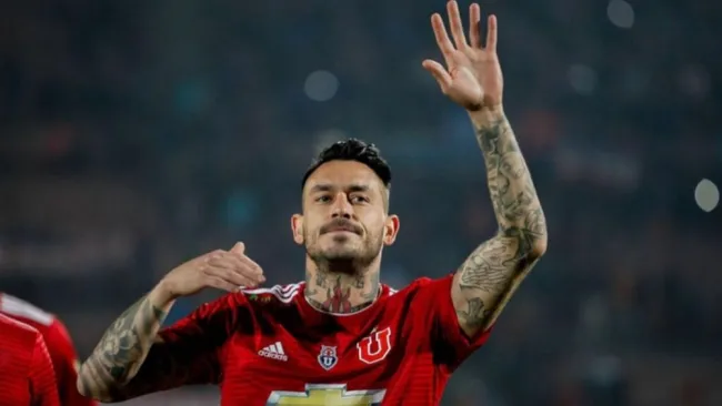 Mauricio Pinilla en un partido con la U de Chile