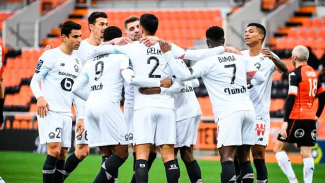 Jugadores del Lille celebran el liderato en la cancha