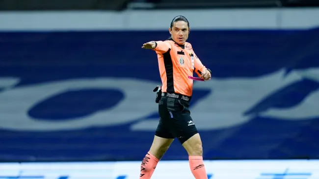 Óscar Macías en partido entre Cruz Azul y Toluca