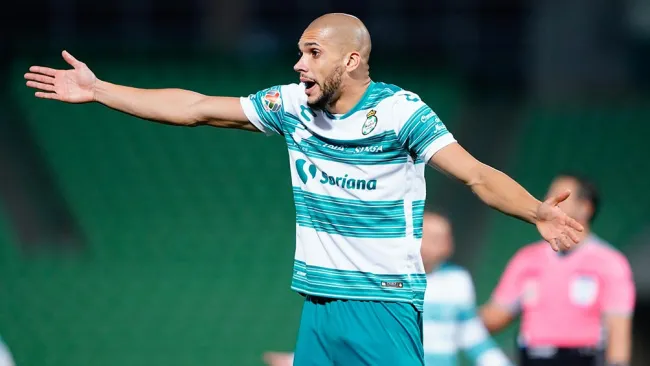 Matheus Doria en un partido con Santos Laguna