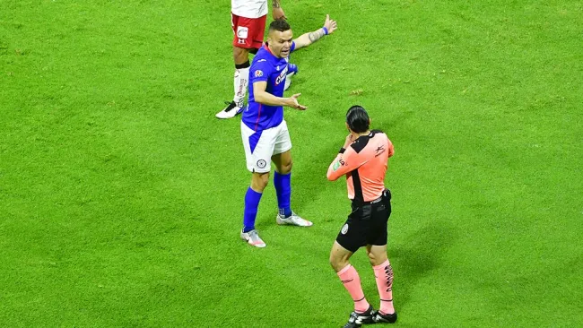 Cabecita Rodríguez y Óscar Macías tras lo ocurrido 