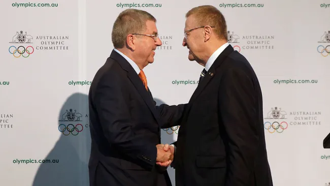 John Coates, presidente del Comité Olímpico Australiano, saluda a Bach