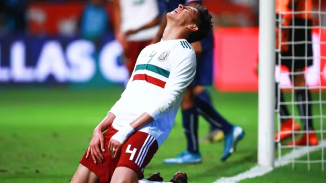 Edson Álvarez durante un partido con México