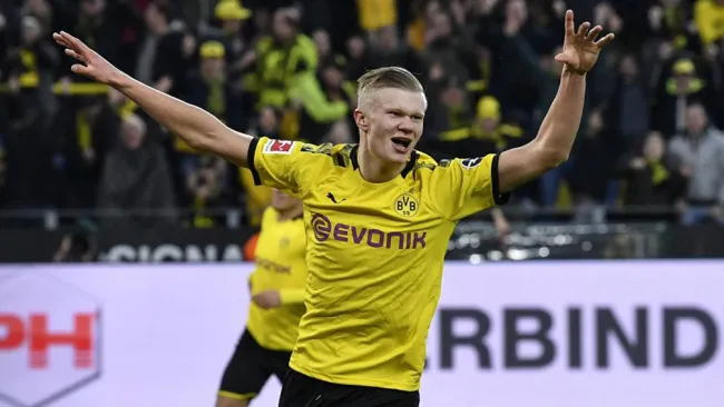 Erling Braut Haaland festeja un gol con el Dortmund 