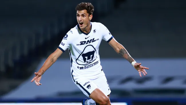 Dinenno festeja una diana con Pumas