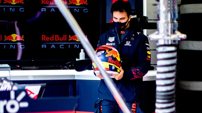 Checo Pérez, con la indumentaria de Red Bull