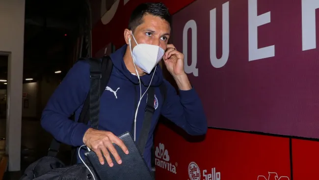 Molina desciende del autobús de Chivas antes de un partido