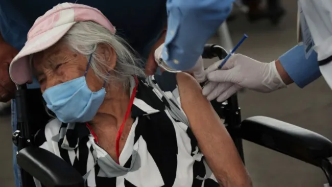 Una persona recibiendo su vacuna contra el coronavirus