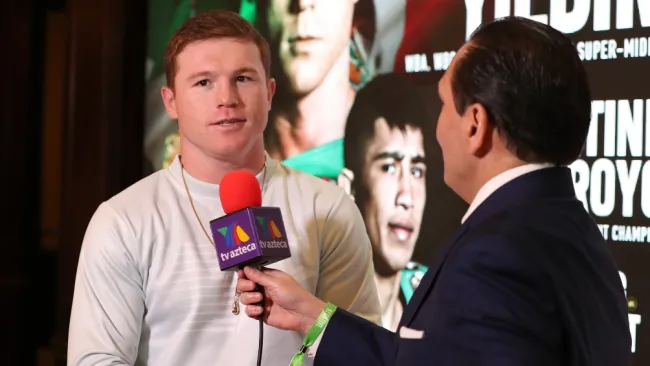 Canelo Álvarez hablando en los micrófonos de Azteca Deportes