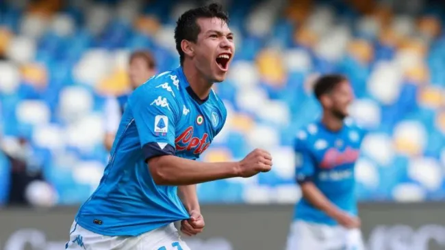 Chucky Lozano jugando con Napoli 
