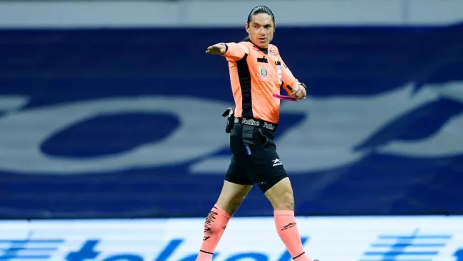 Óscar Macías en un partido