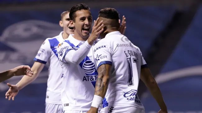 Jugadores del Puebla celebran gol vs Necaxa