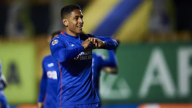 Luis Romo en partido con Cruz Azul 