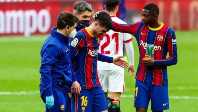 Pedri saliendo de cambio por lesión del partido entre el Barcelona y el Sevilla