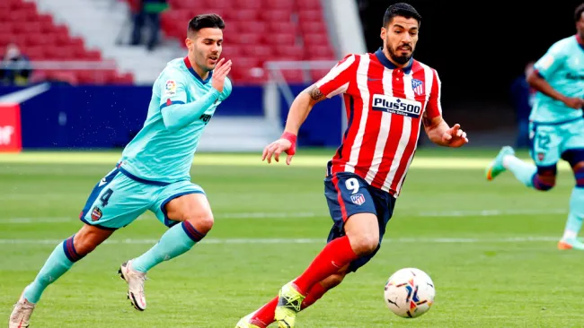 Luis Suárez durante un duelo con el Atlético de Madrid 