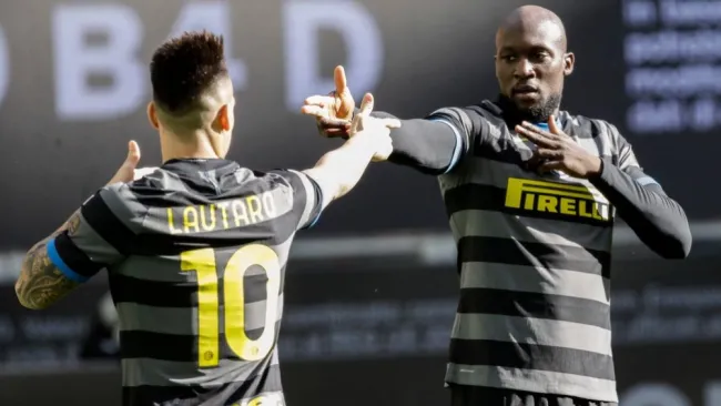 Lautaro Martínez y Romelu Lukaku festejando un gol a favor del Inter