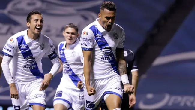 Emanuel Gularte en festejo con Puebla