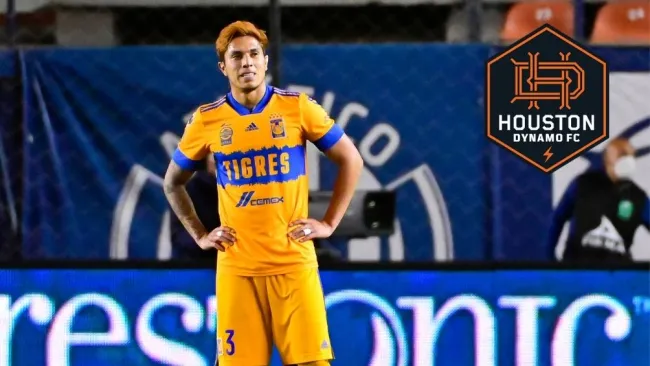 Carlos Salcedo en partido con Tigres 