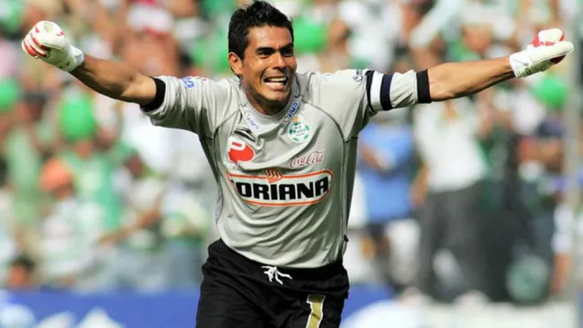 Oswaldo Sánchez en festejo de gol con Santos