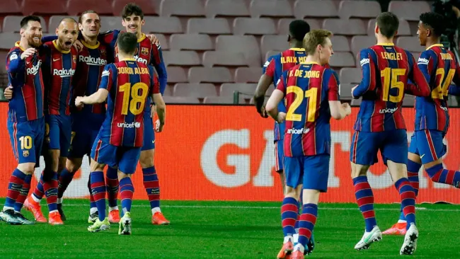 Jugadores del Barcelona festejan una anotación frente al Sevilla