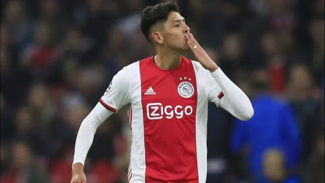 Edson Álvarez en un partido con el Ajax
