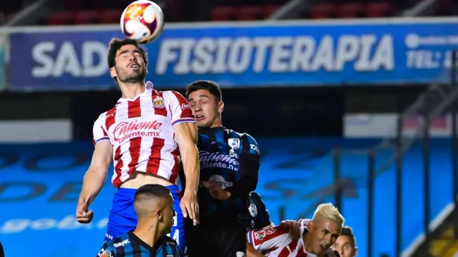 Briseño cabecea el balón contra Gallos Blancos