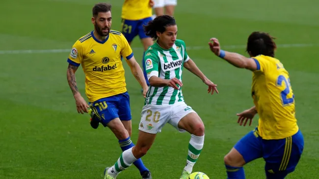 Diego Lainez durante un partido con el Betis