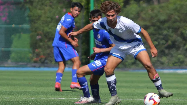 Emilio Tame, en acción ante Cruz Azul