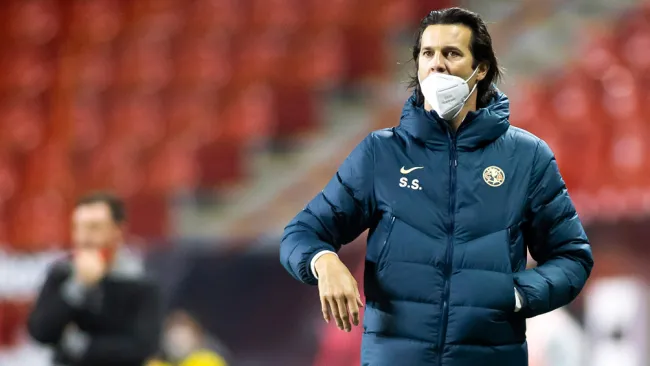 Solari dirige las acciones de sus pupilos